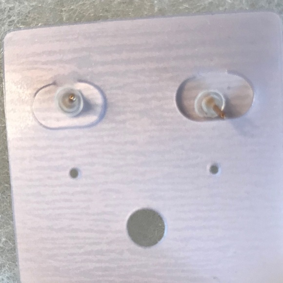 Fashionable Elegant Flower Crystal Stud Earrings - Picture 3 of 3